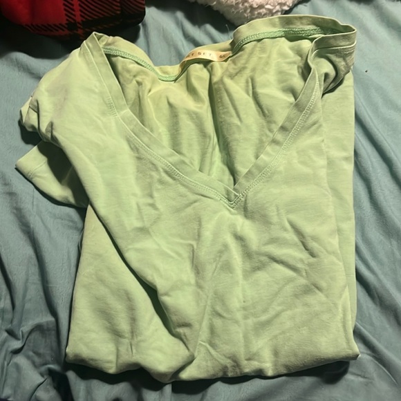 Green v neck shirt - Picture 1 of 1